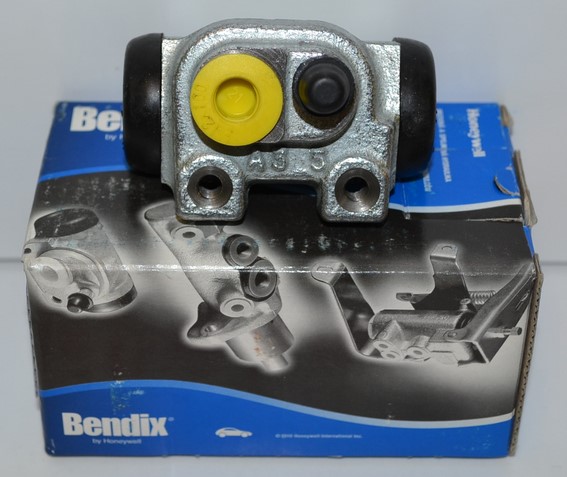 Levý brzdový váleček - prasátko RENAULT 19 I 19 II